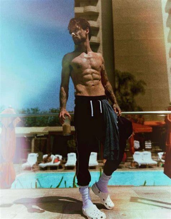39 Yowza! Hard abs, Liam hemsworth, Ryan paevey