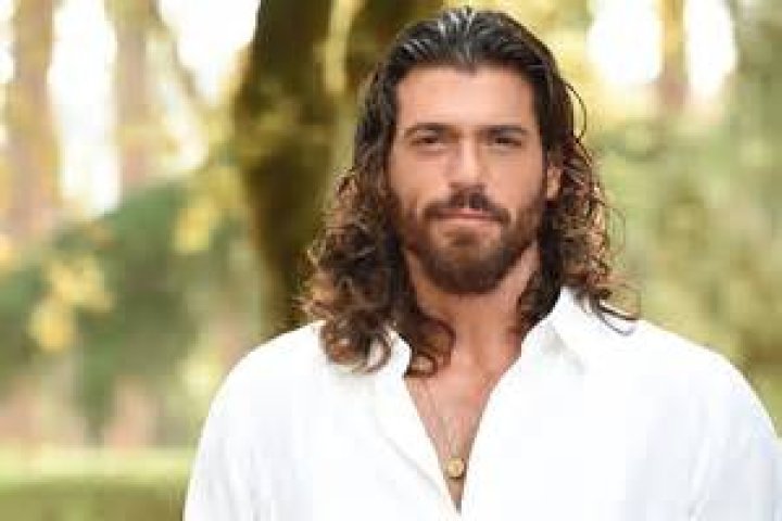 Can Yaman &egrave; rifatto? Spunta una foto dal passato