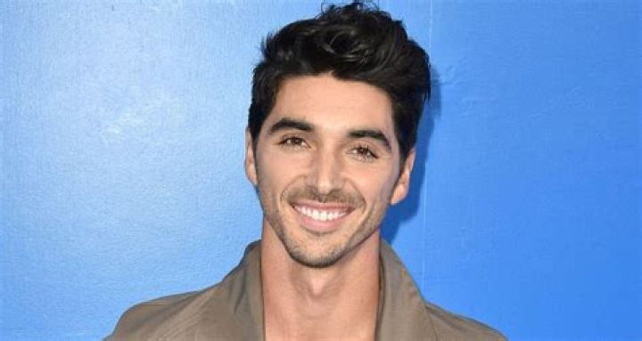Taylor Zakhar Perez fala sobre Vermelho, Branco e Sangue Azul